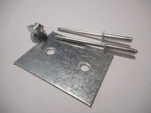 Metallplatte mit zwei Löchern, zwei senkrechten Bolzen und einer speziellen Halterung, geeignet für die Befestigung eines Ausdehnungsgefässes, möglicherweise von Remeha.